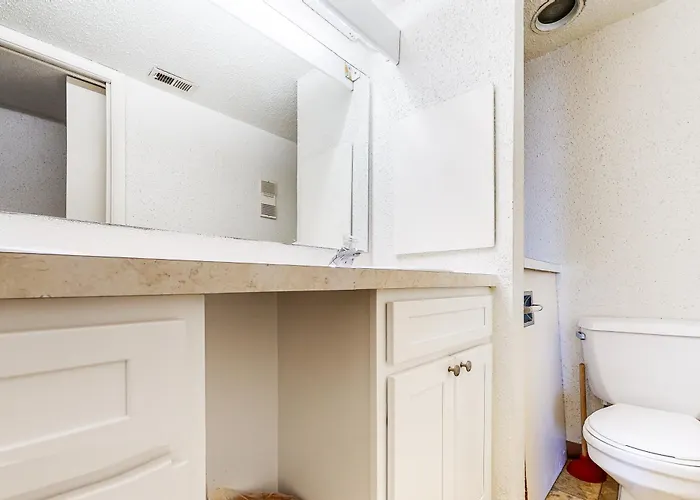 Pyramid Apartment *