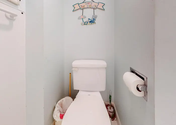 Pyramid Apartment *
